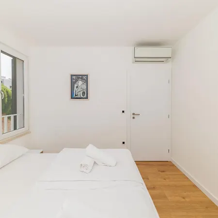 Sunny Side Casa By Belmont Realty *