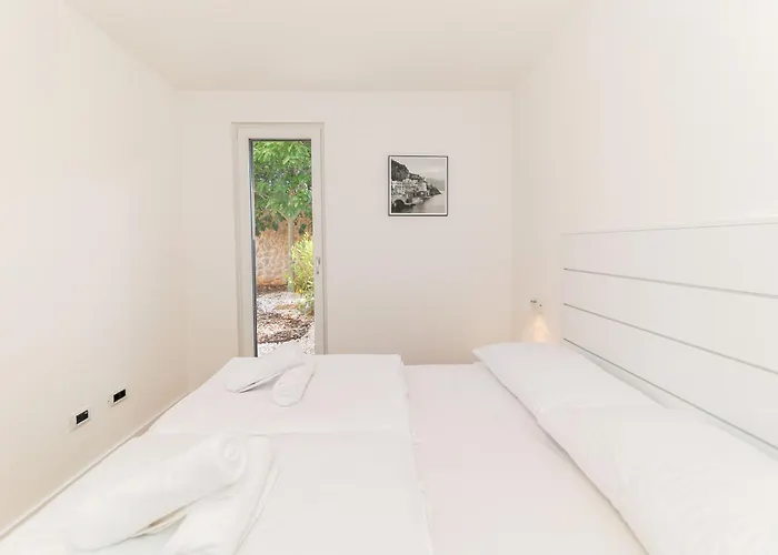 Sunny Side Casa By Belmont Realty * Petrcane